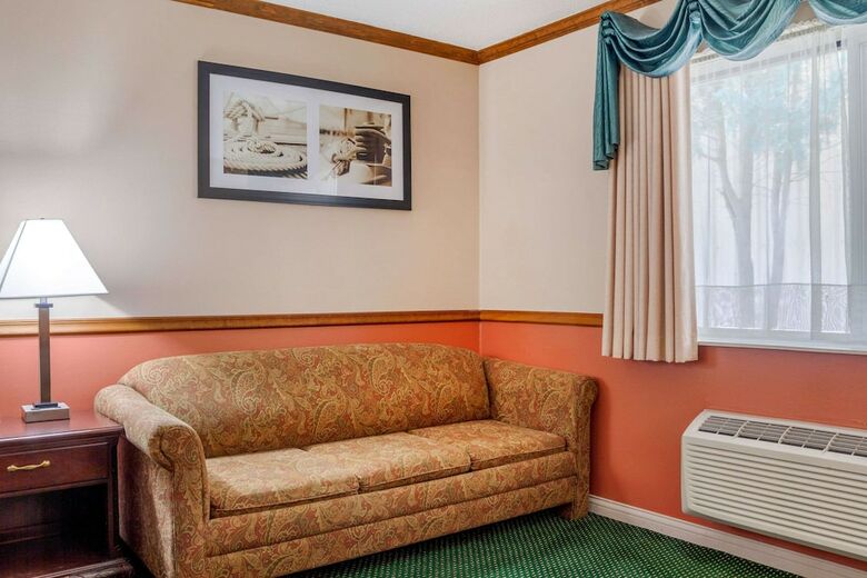Hotel Quality Inn & Suites