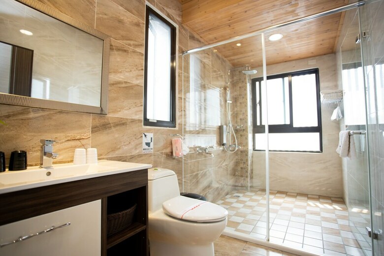 Hotel Happiness Is Coming (Sunwater)
