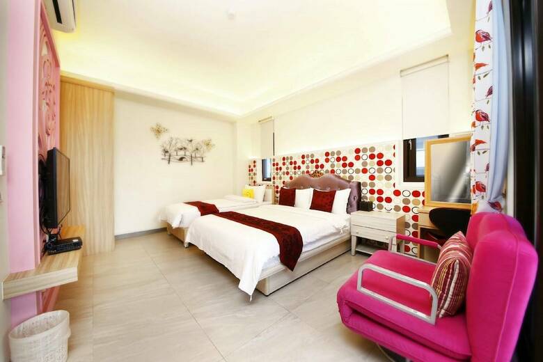 Hotel Happiness Is Coming (Sunwater)