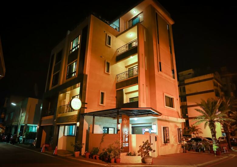 Hotel Happiness Is Coming (Sunwater)