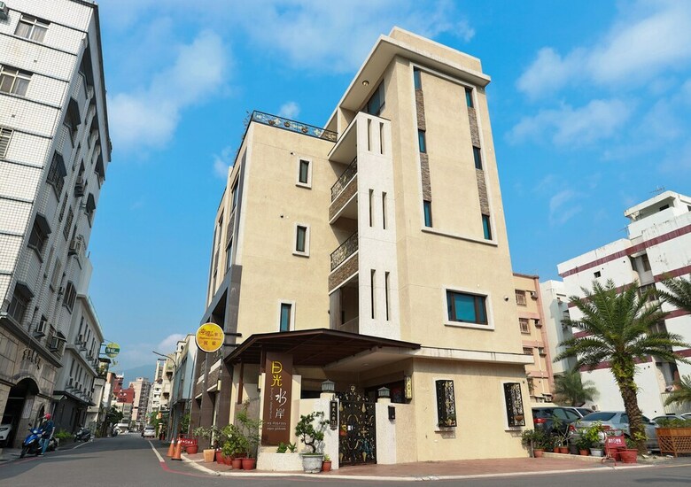 Hotel Happiness Is Coming (Sunwater)