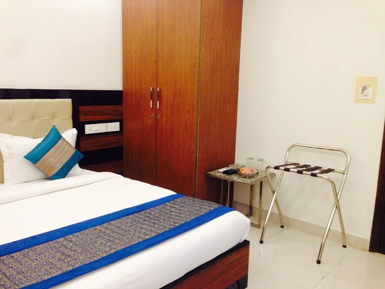 Hotel Sai Village Cyber Park