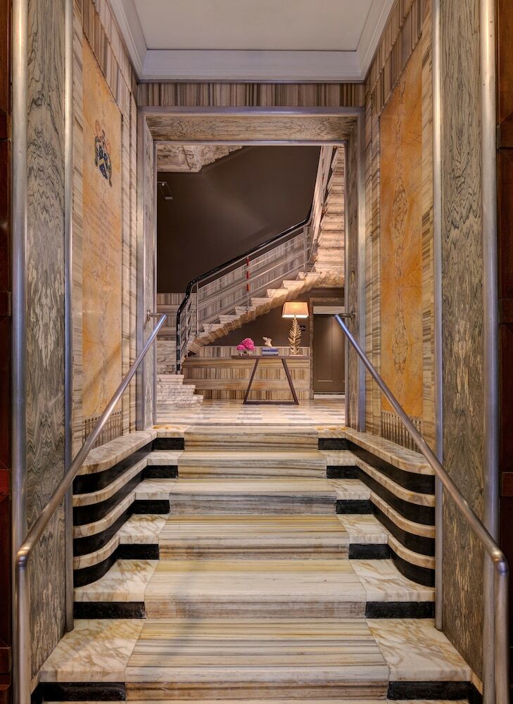Singer Palace Hotel