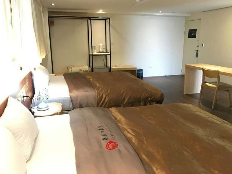 River Hotel