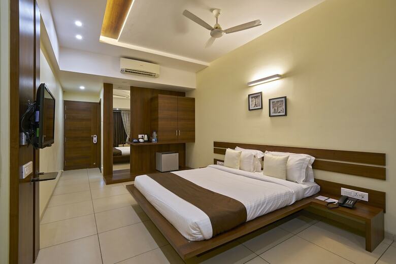 Hotel 3 Leaves Kolhapur