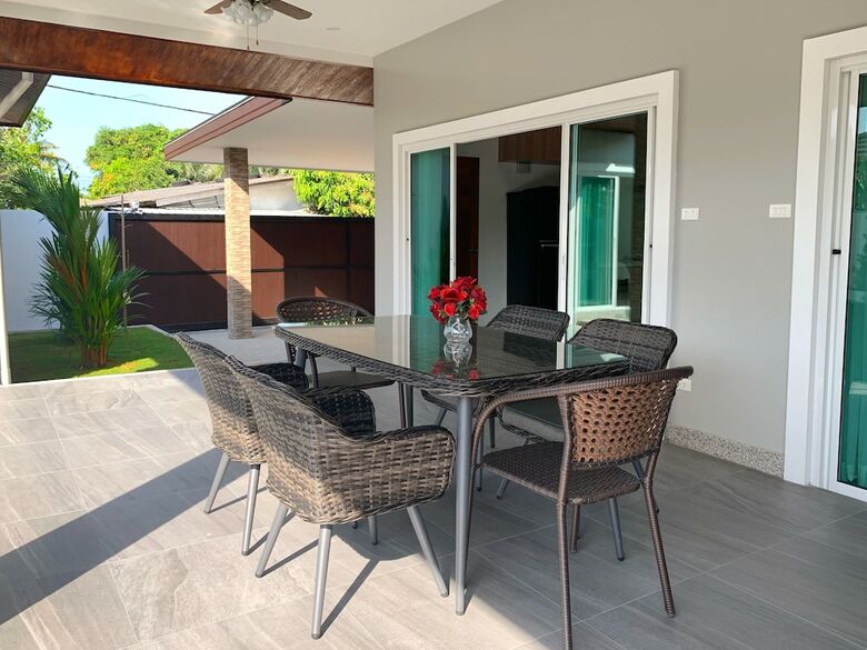 Private New Pool Villa Near Laguna
