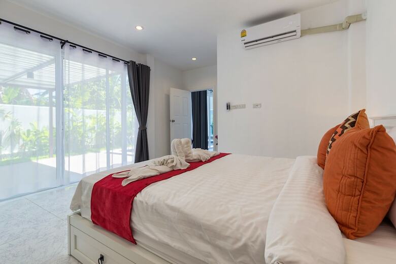 Private New Pool Villa Near Laguna