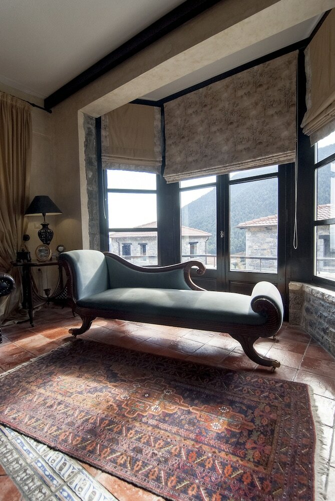 Hotel Ostra Mainalon Luxury Suites