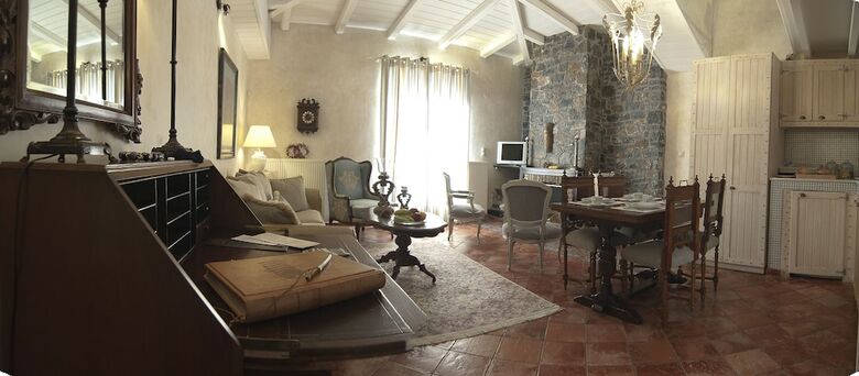 Hotel Ostra Mainalon Luxury Suites