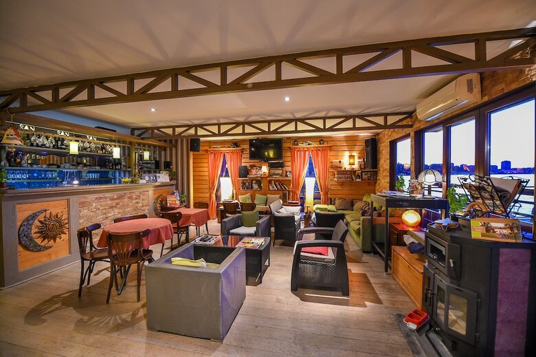 Hostal San Art Floating Hostel&apartments