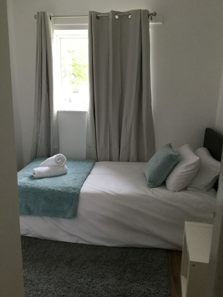 Apartamentos Nice 4 Bed Near Basildon Town Centre