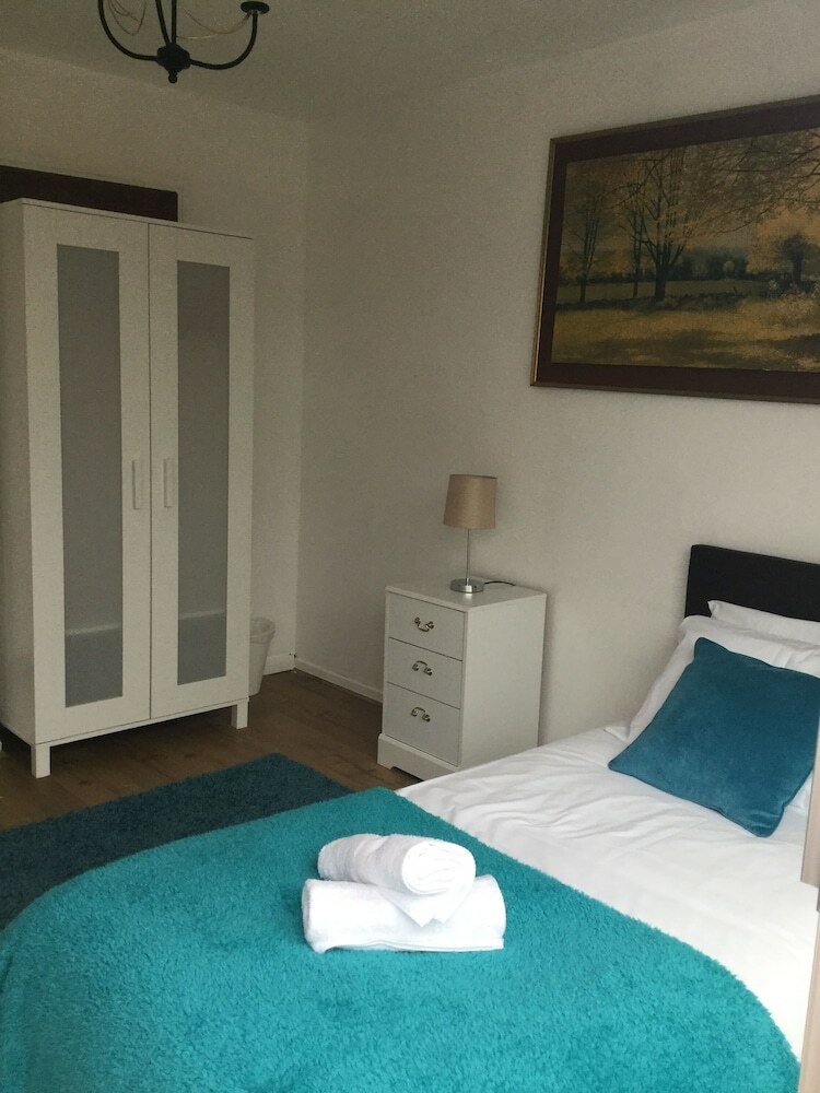 Apartamentos Nice 4 Bed Near Basildon Town Centre