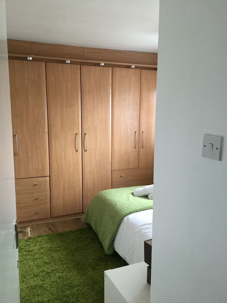 Apartamentos Nice 4 Bed Near Basildon Town Centre