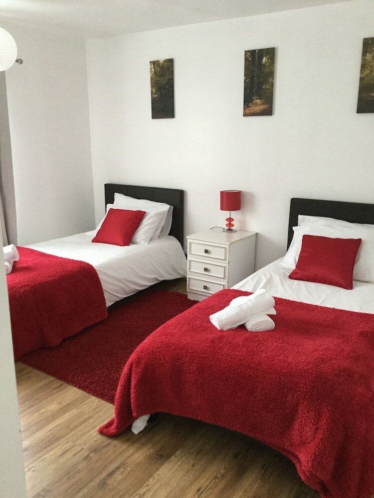 Apartamentos Nice 4 Bed Near Basildon Town Centre