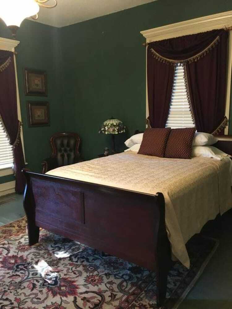 The Commodore Bed & Breakfast