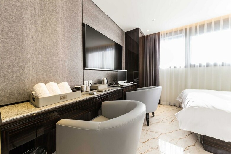 Hotel Indi Present