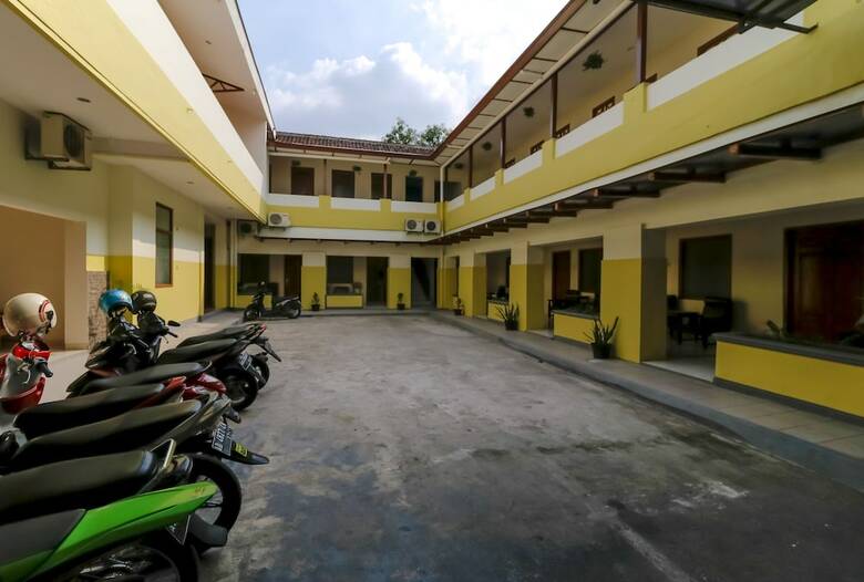 Hotel Reddoorz Plus @ Slamet Riyadi