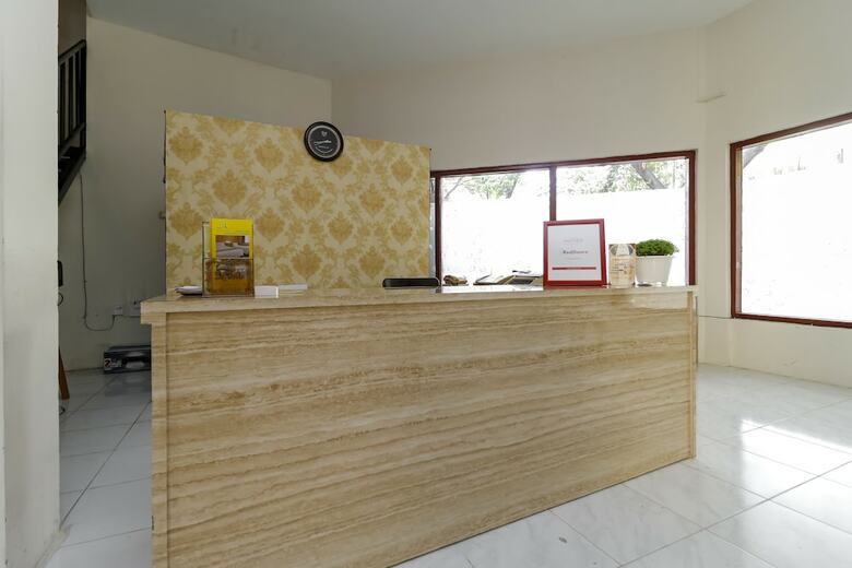Hotel Reddoorz Plus @ Slamet Riyadi