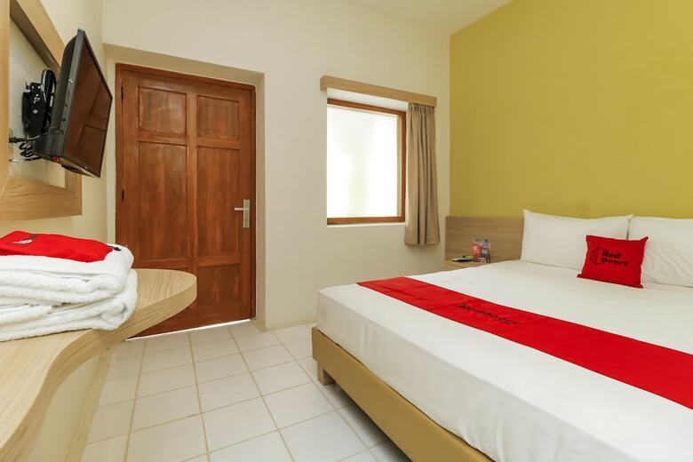Hotel Reddoorz Plus @ Slamet Riyadi