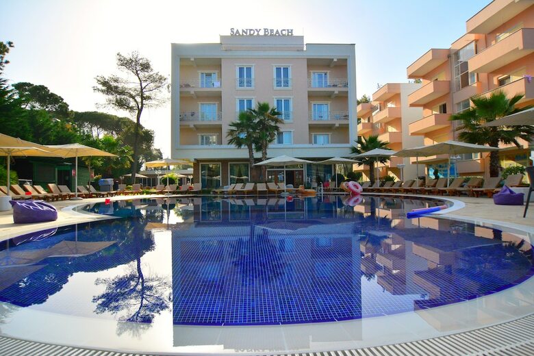Hotel Sandy Beach Resort