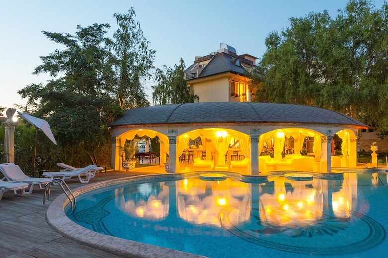 Golden Pearl Hotel