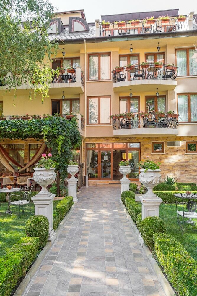 Golden Pearl Hotel