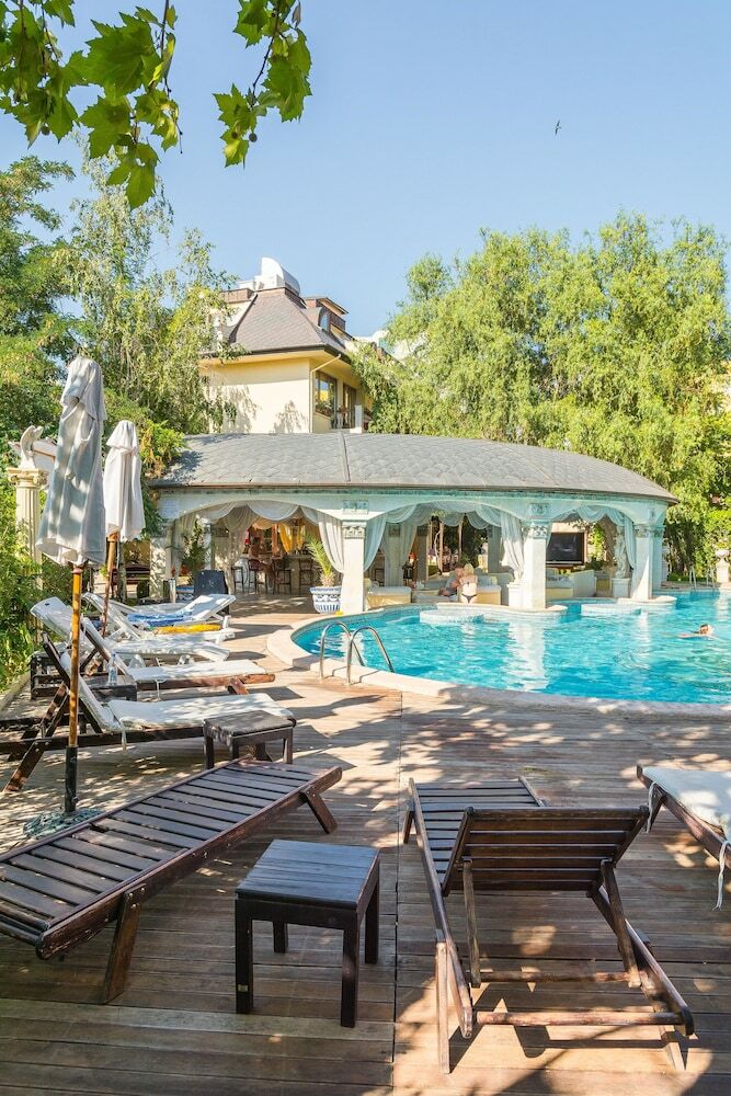 Golden Pearl Hotel