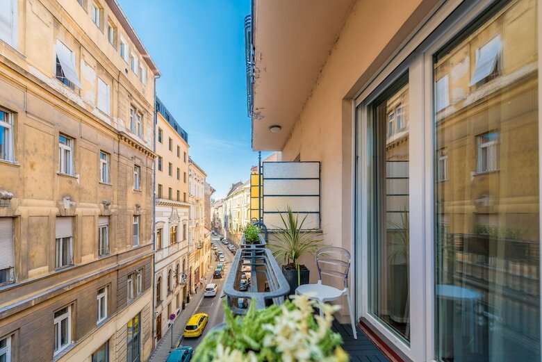 Oasis Apartments - Liberty Bridge