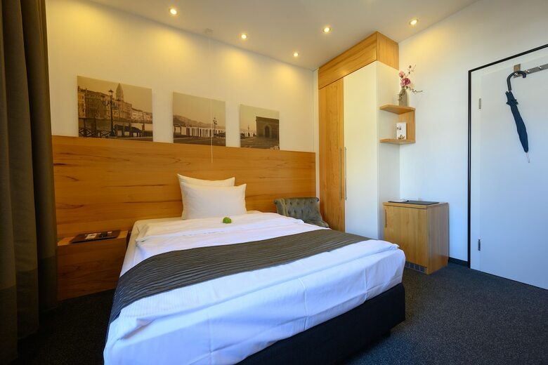 Hotel H.e.y.m.a.n.n.