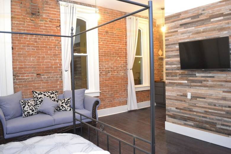 Hotel Eighteen-ninety Sleepover