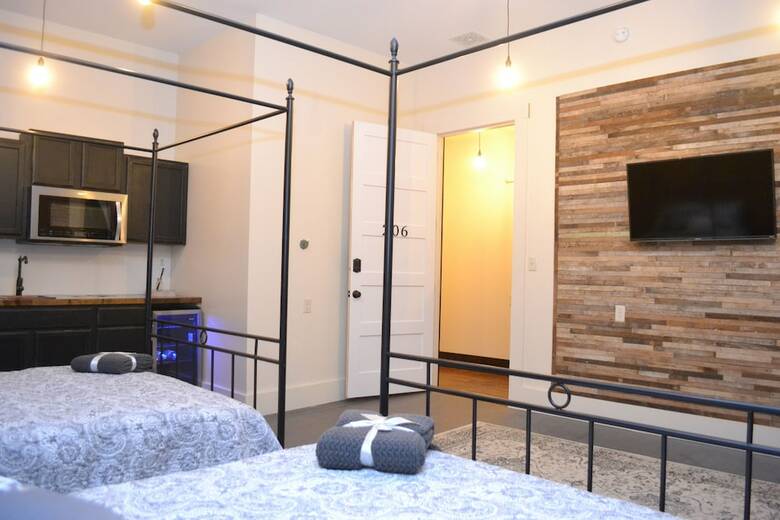 Hotel Eighteen-ninety Sleepover