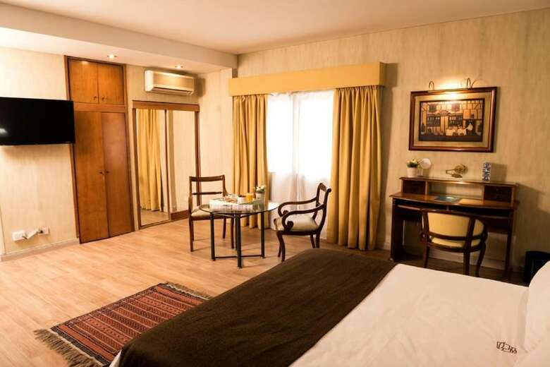 Hotel Mayflower Suites