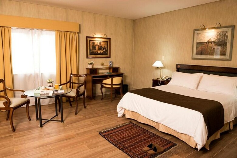 Hotel Mayflower Suites
