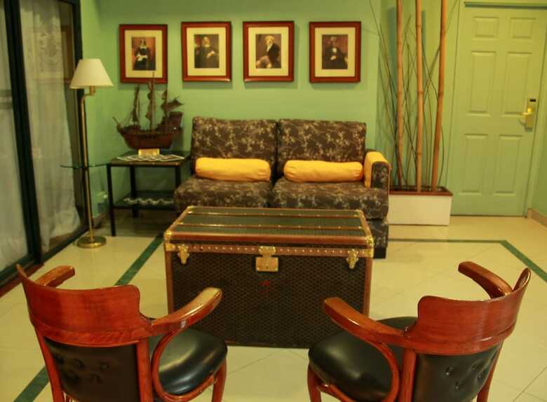 Hotel Mayflower Suites