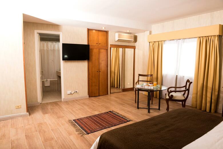 Hotel Mayflower Suites