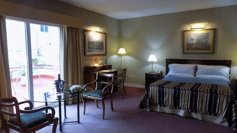 Hotel Mayflower Suites