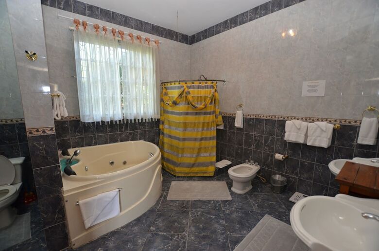 Dream Castle Villa, Montego Bay 8br