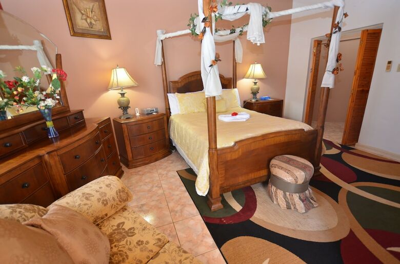 Dream Castle Villa, Montego Bay 8br