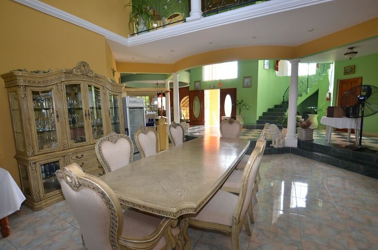 Dream Castle Villa, Montego Bay 8br
