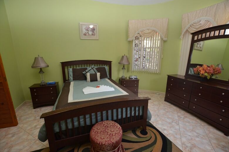 Dream Castle Villa, Montego Bay 8br