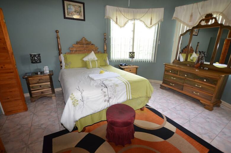 Dream Castle Villa, Montego Bay 8br