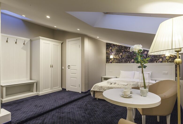 Esquire Hotel