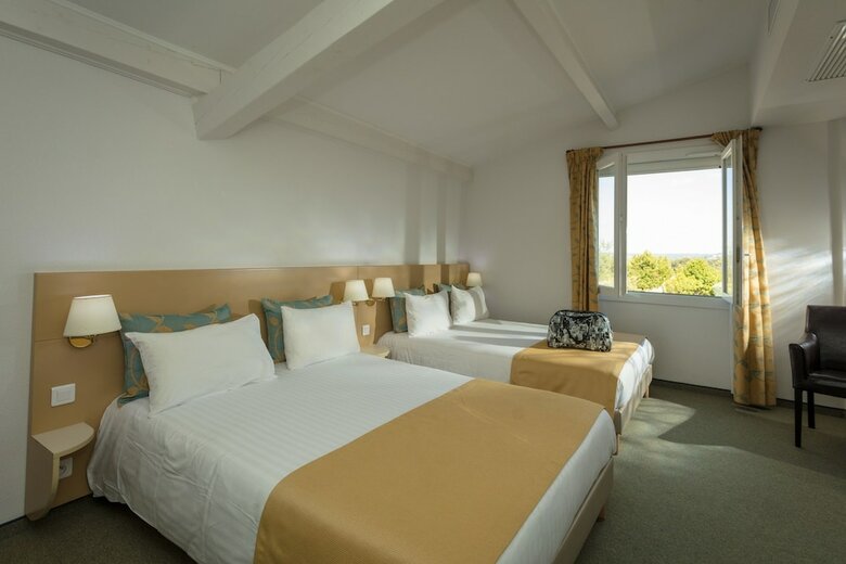 Hotel H�tel Saint Geni�s