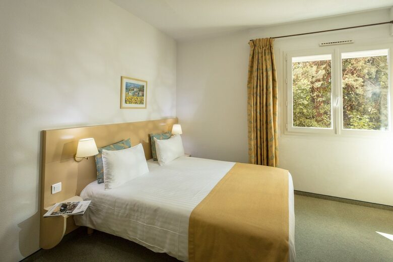 Hotel H�tel Saint Geni�s