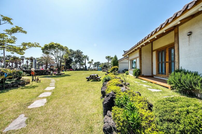 Hotel Stone Statue Village Hanok