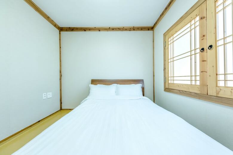 Hotel Stone Statue Village Hanok