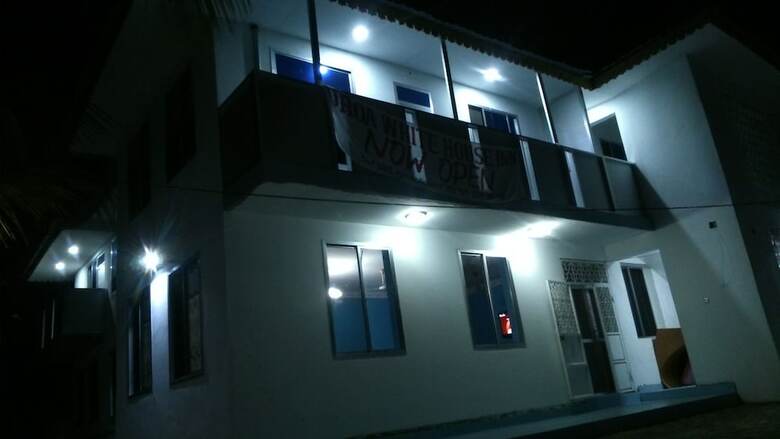 Hotel Uroa White House Inn