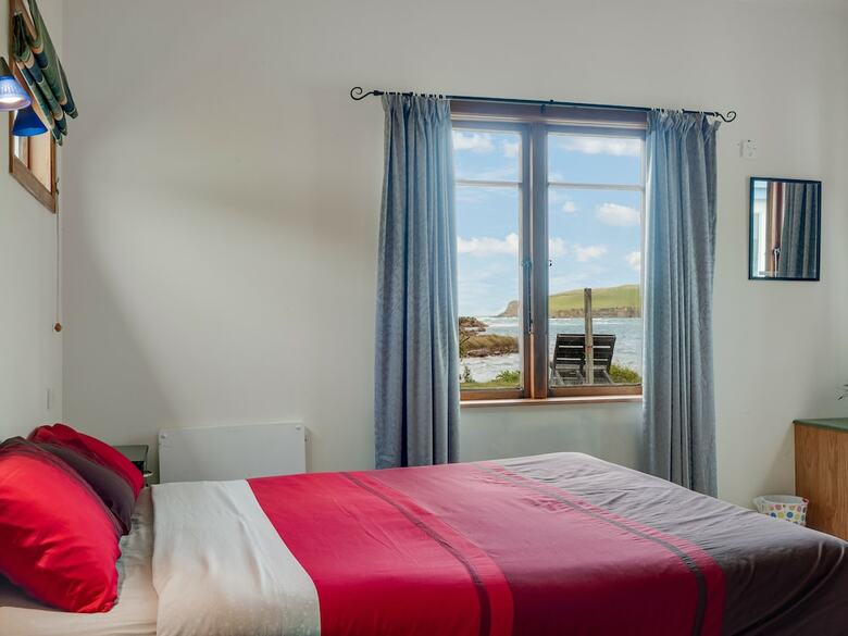 Hostal Surat Bay Lodge & Backpackers Hostel
