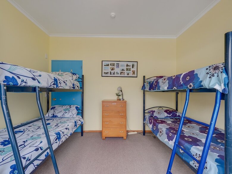 Hostal Surat Bay Lodge & Backpackers Hostel