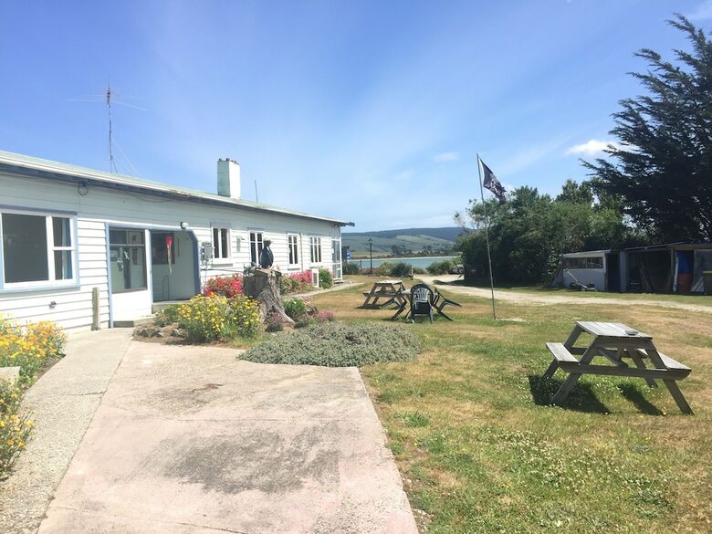 Hostal Surat Bay Lodge & Backpackers Hostel